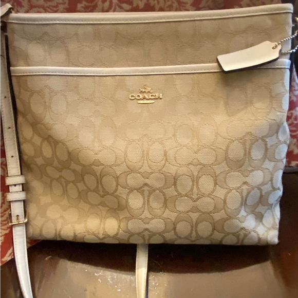 Signature Jacquard Crossbody Khaki - Picture 12 of 16